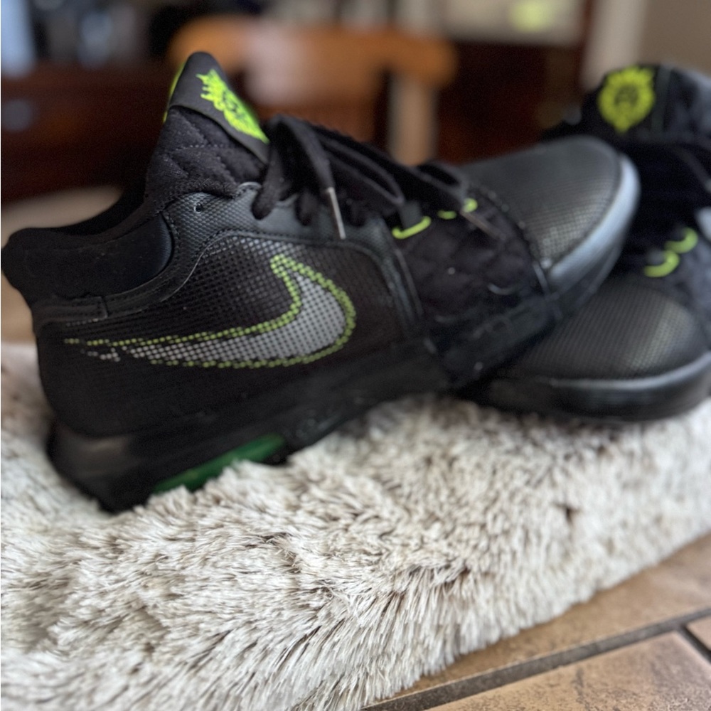 Nike Kids Black and Lime Sneakers